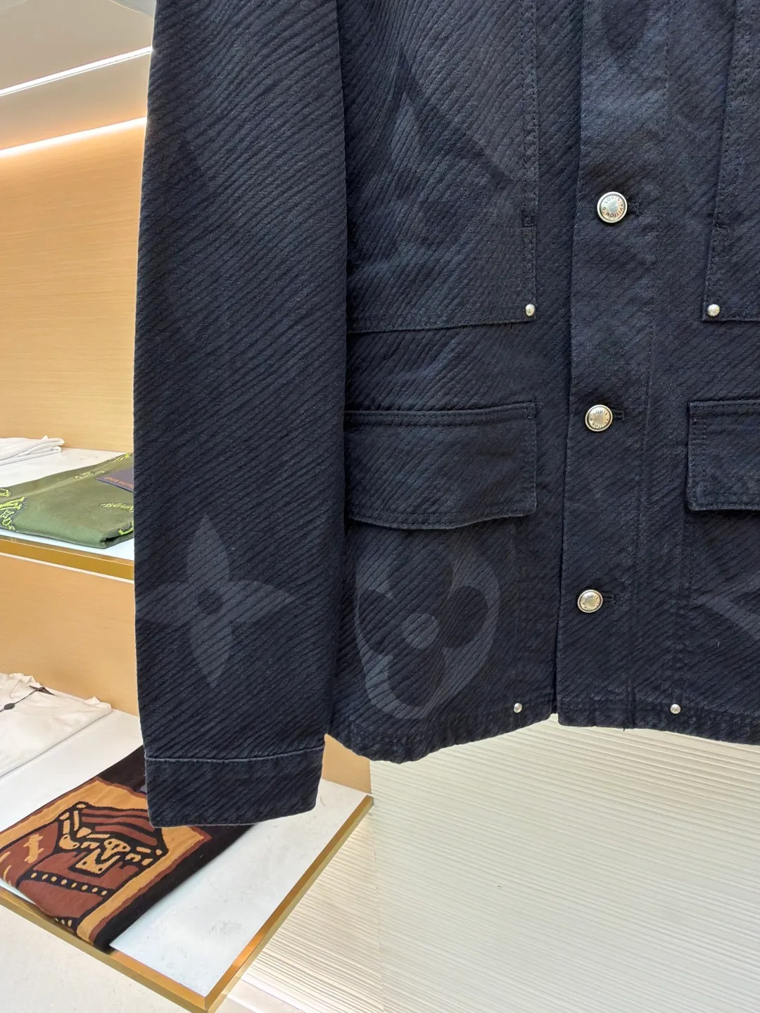 LOUIS VUITTON gradient letter denim jacket ●Authentic product: purchased and developed by 25248 ●Item number: 1680831-B95 ●Fabric: denim fabric ●Technology: Tie-dye process ●Version: fitted version ●Weight: about 1185 grams ●Size: 46-48-50-52 ●Description: The tie-dye process interprets the dreamlike colors of the Northern Lights. It is not only fashionable and versatile, but also enhances the aura and becomes the focus of attention. It can be matched with the same style to create a fashionable look and control various occasions.